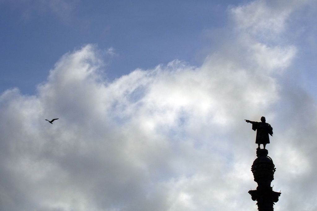 Monument a Cristòfor Colom. Estàtua entre núvols i ocells