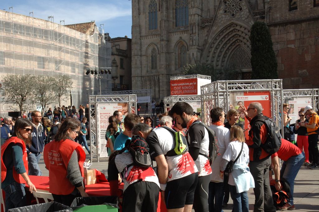 Caminada solidària de Sant Joan de Déu. Estands davant la Catedral de Barcelona