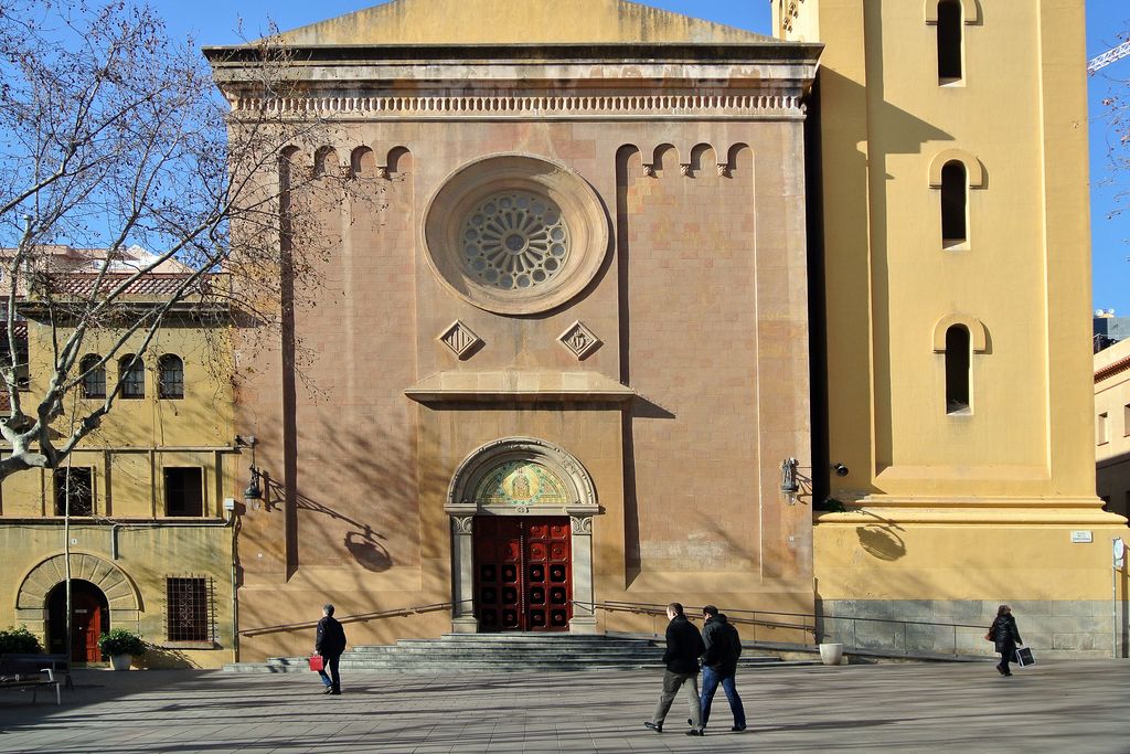 Plaça de la Concòrdia. Església del Remei
