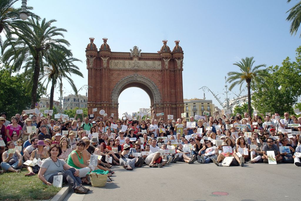 Urban Sketching Symposium. Participants en una foto de grup a l'Arc de Triomf