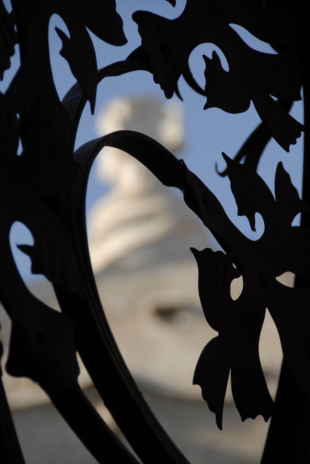 La Pedrera. Detall d'un badalot vist entre la decoració d'un fanal