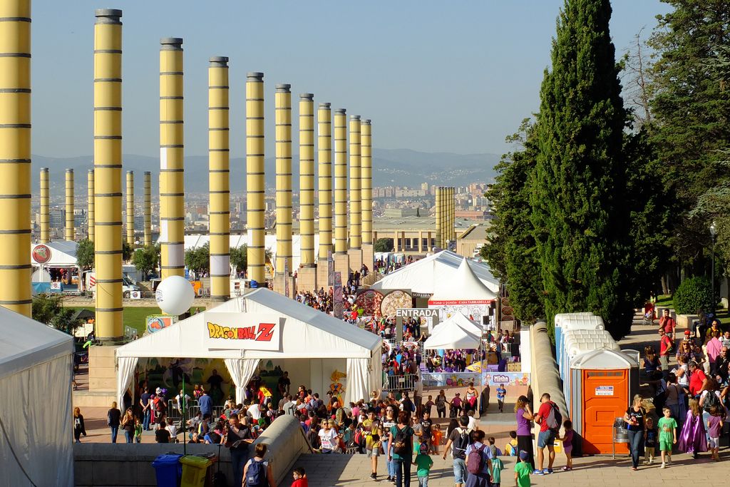 Festa dels Súpers a l'Anella Olímpica. Zona d'estands i lavabos