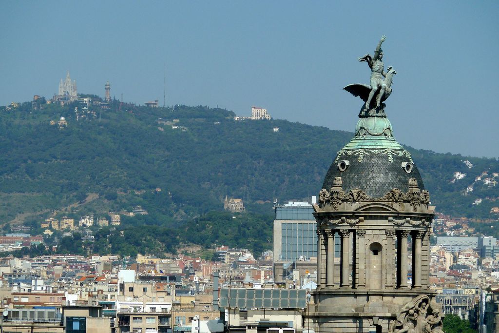 Escultura de l'au fènix i vistes del Tibidabo