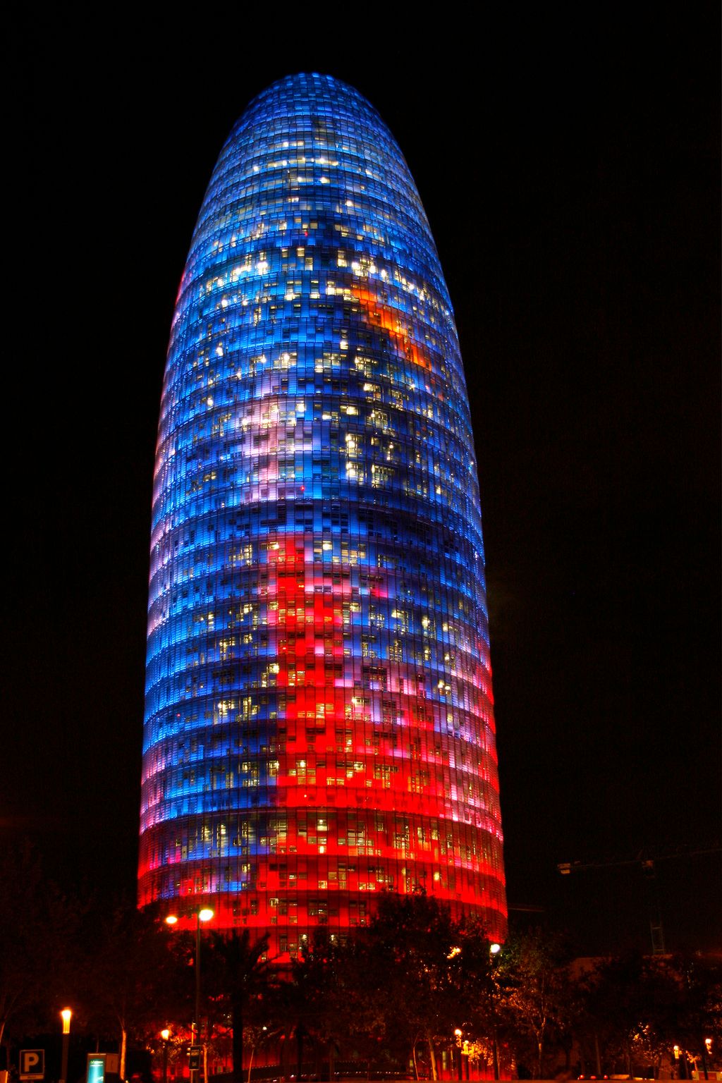 Torre Glòries iluminada