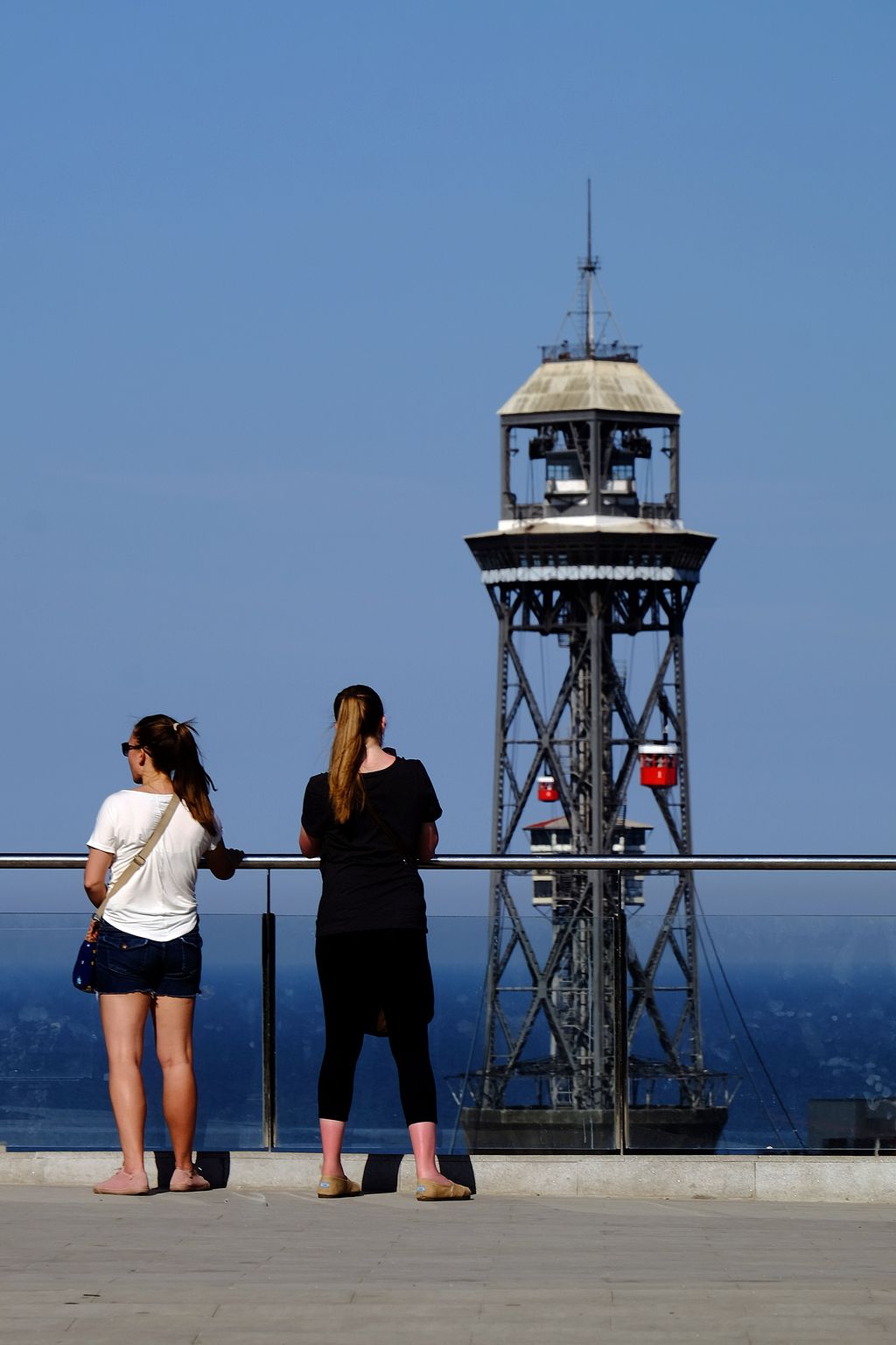 Vistes del telefèric des del Mirador del Poble-sec. Torre de Jaume I