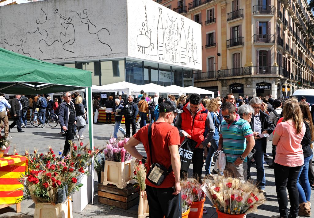 Diada de Sant Jordi 2013. Parades de roses a la plaça Nova