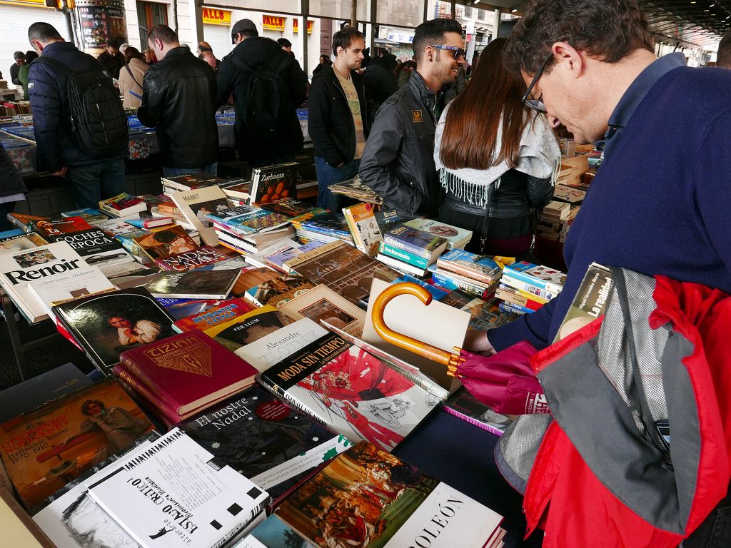 Mercat dominical de Sant Antoni. Compradors a les parades