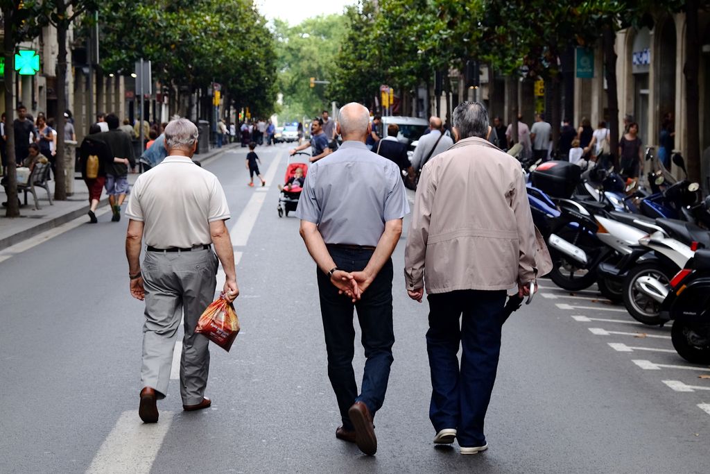 Gran de Gràcia de vianants. Grup de gent gran passejant pel mig del carrer