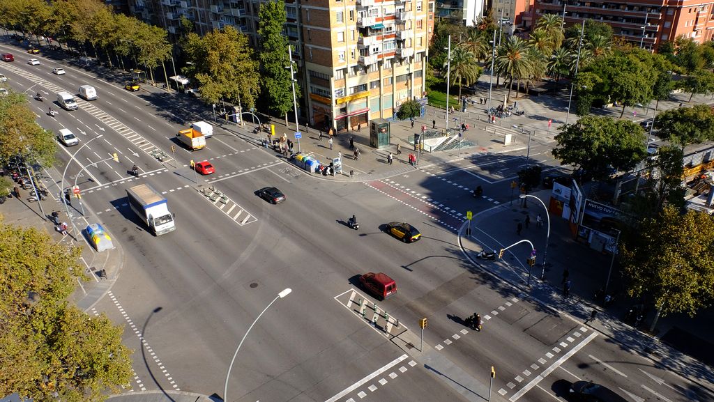 Avinguda Meridiana, tram entre el carrer de Felip II i la plaça de la Tolerància. Cruïlla