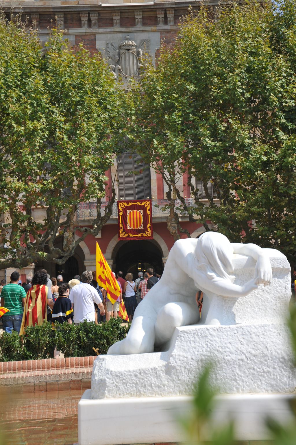 Diada Nacional de Catalunya 2012. Parlament de Catalunya i El Desconsol (escultura)