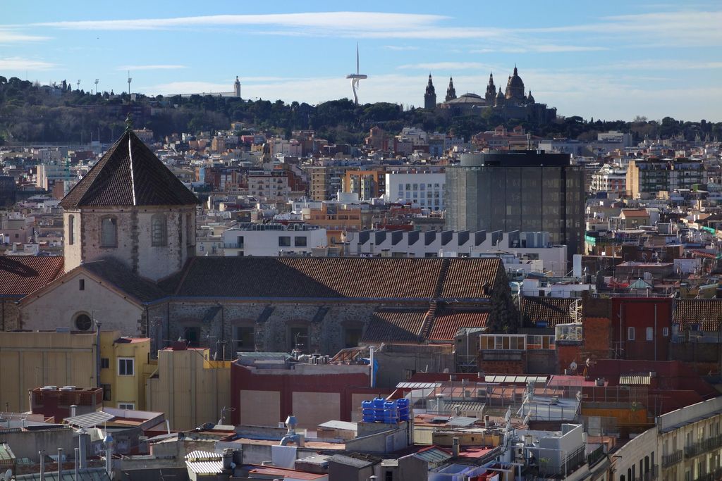 Vista parcial de Barcelona des de l'església del Pi en direcció a la muntanya de Montjuïc