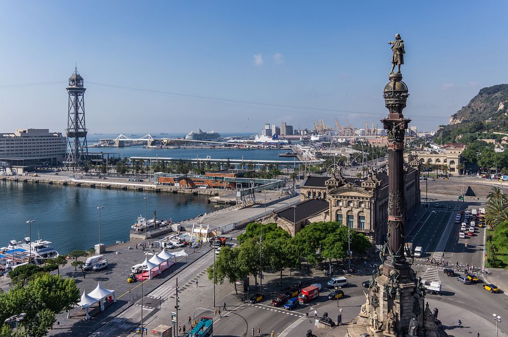 Vista aèria de l'estàtua de Colom amb el mar de fons