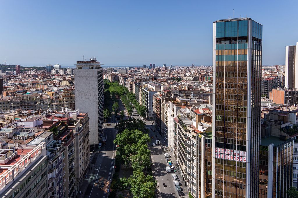 Vista àeria de l'avinguda de Josep Tarradellas des de la plaça de Francesc Macià