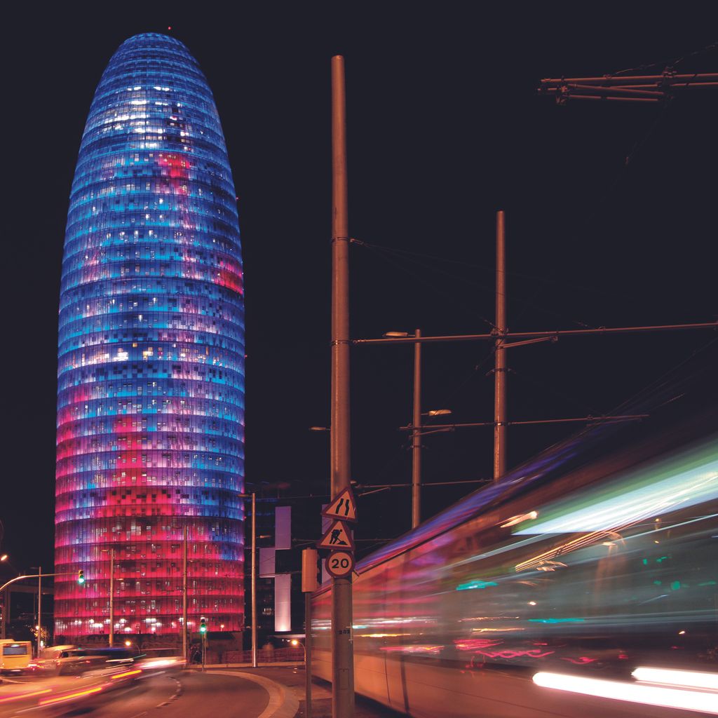 Torre Glòries il·luminada i tramvia