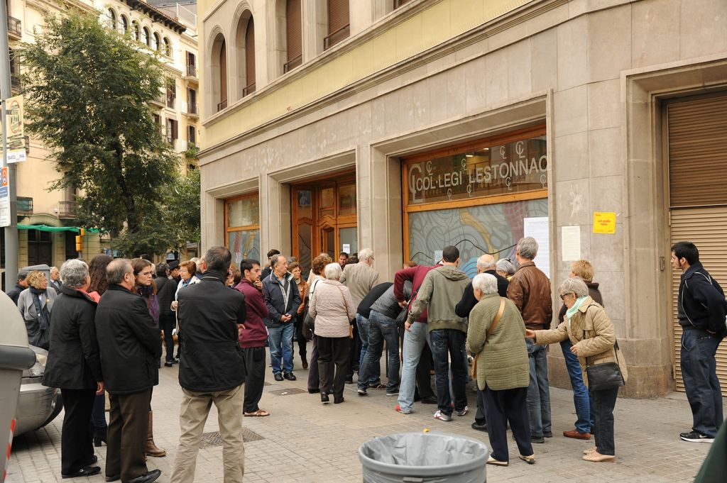 Consulta del 9N. Cues fora del col·legi Lestonnac per poder votar