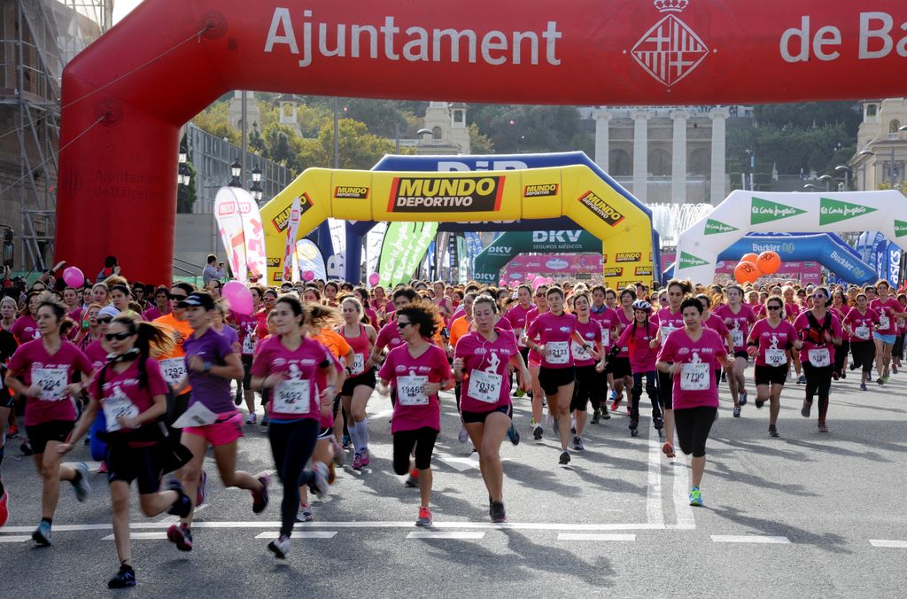 Cursa contra el càncer de mama. Participants per l'avinguda de la Reina Maria Cristina