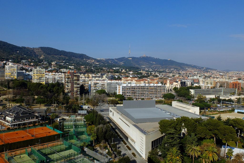 Vista de Barcelona des del Reial Club de Polo de Barcelona cap a la muntanya de Collserola