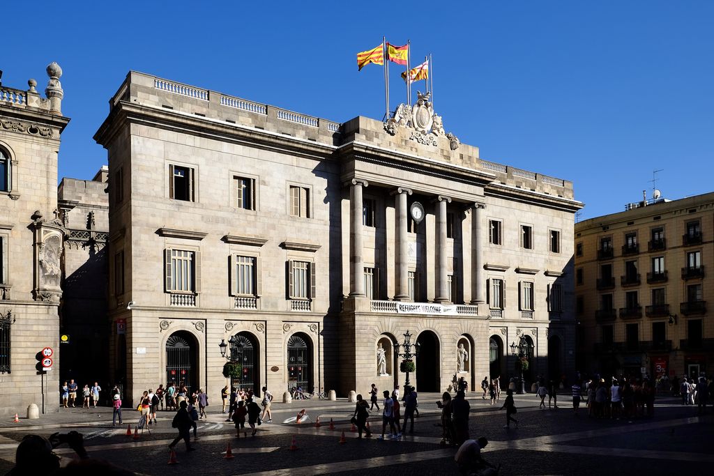 Façana de l'Ajuntament de Barcelona amb la pancarta "Refugees welcome"