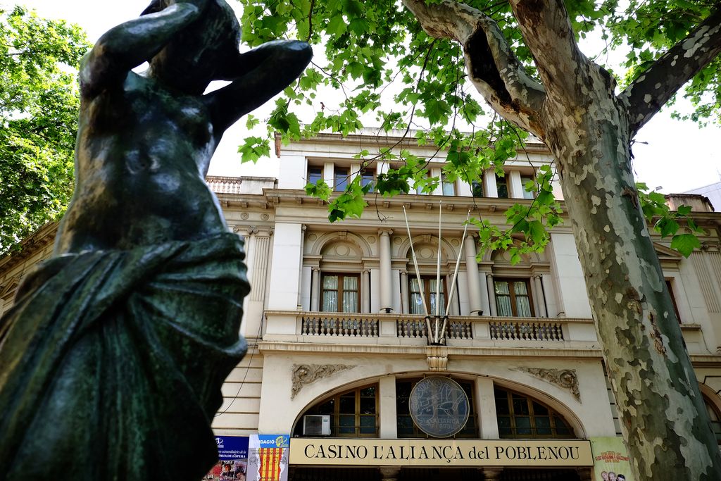 Rambla del Poblenou. Casino L'Aliança del Poblenou i escultura L'adolescent. Al cant popular, de Martí Llauradó