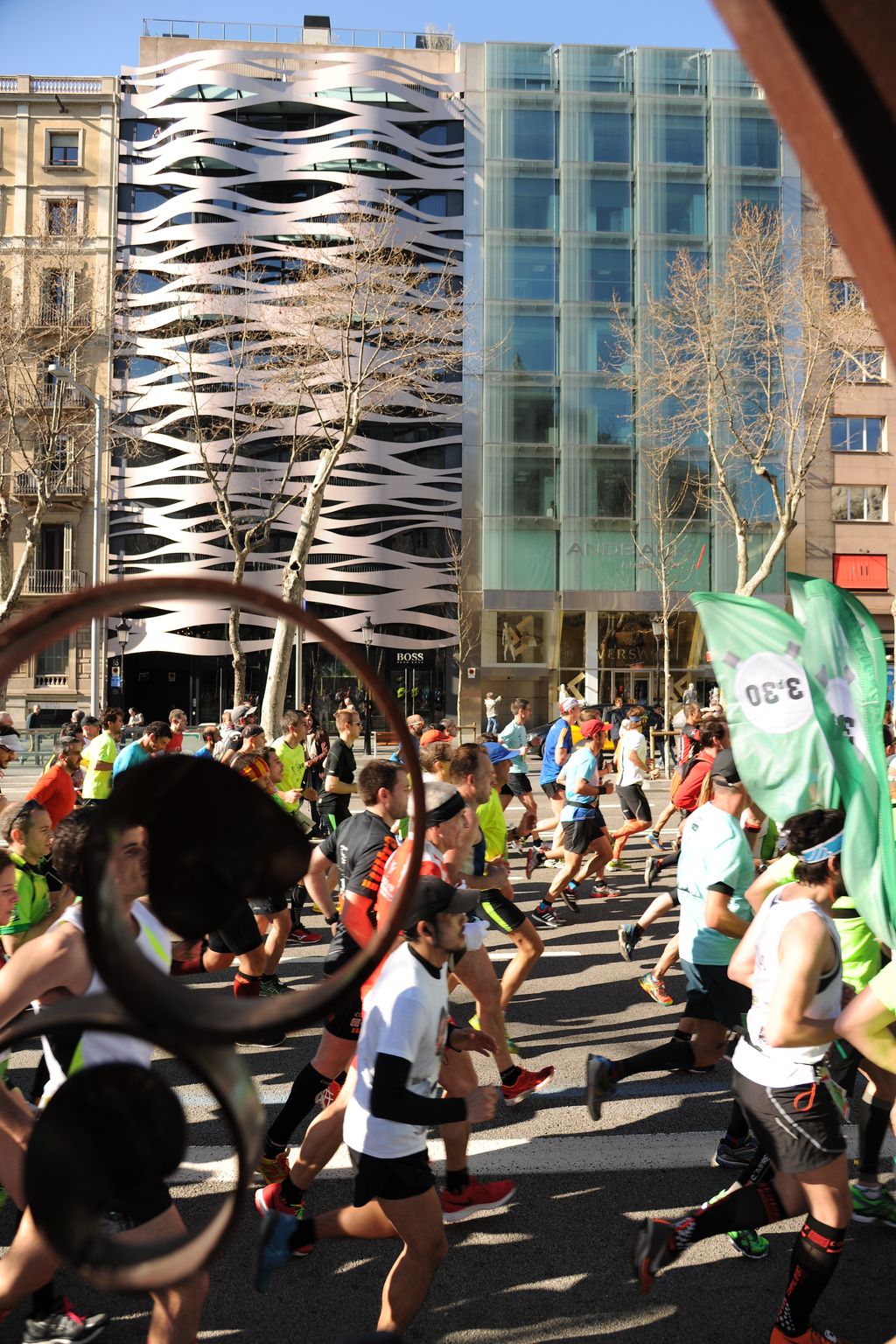 Marató de Barcelona 2015. Corredors per passeig de Gràcia a l'altura del Suite Avenue