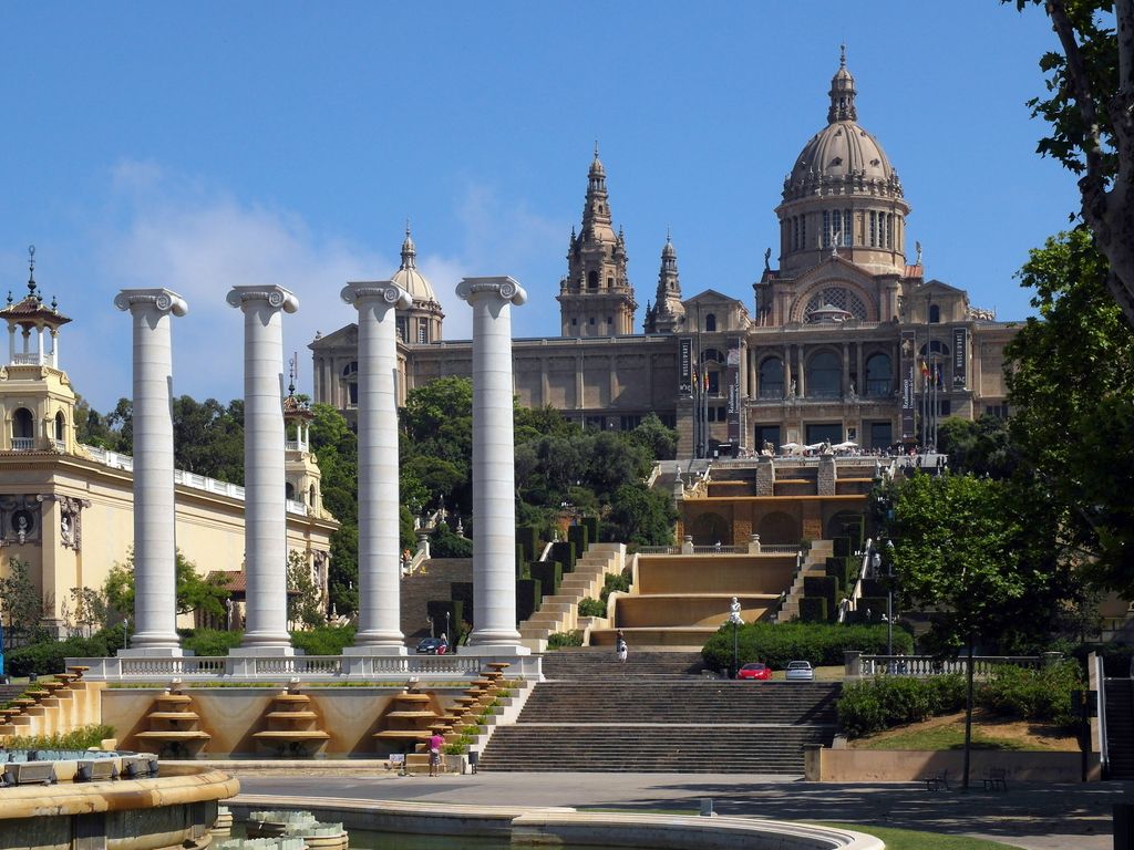 Montjuïc amb el Museu Nacional d'Art de Catalunya, la Font Màgica i Les Quatre Columnes