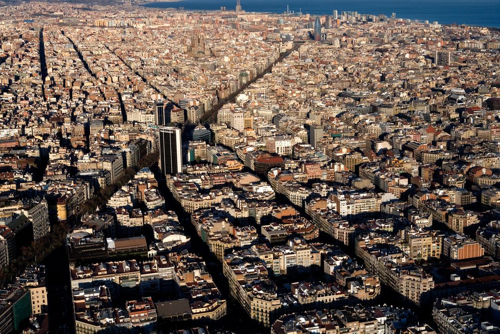 Vista aèria de l'Eixample amb l'eix central en el creuament de la Diagonal amb passeig de Gràcia