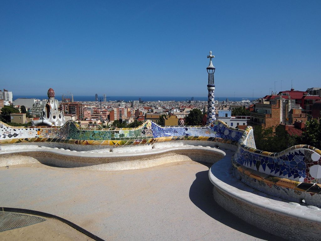 Park Güell. Banc de trencadís i vistes de Barcelona