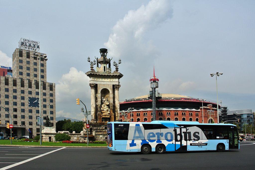 Aerobús circulant per la plaça d'Espanya