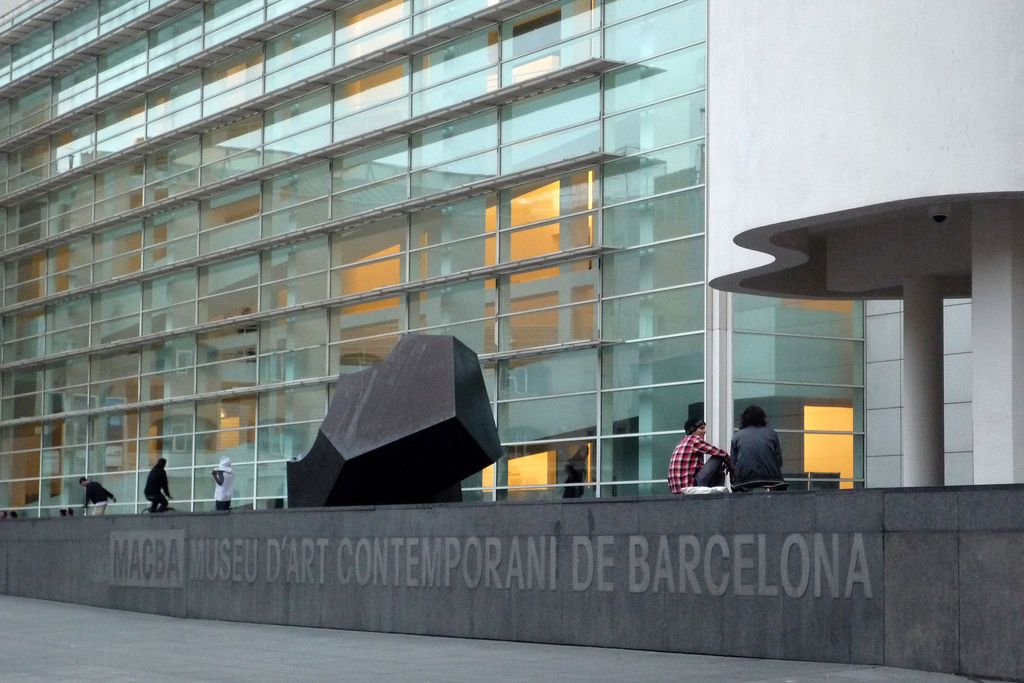 Museu d'Art Contemporani de Barcelona (Macba). Rètol a la plaça dels Àngels