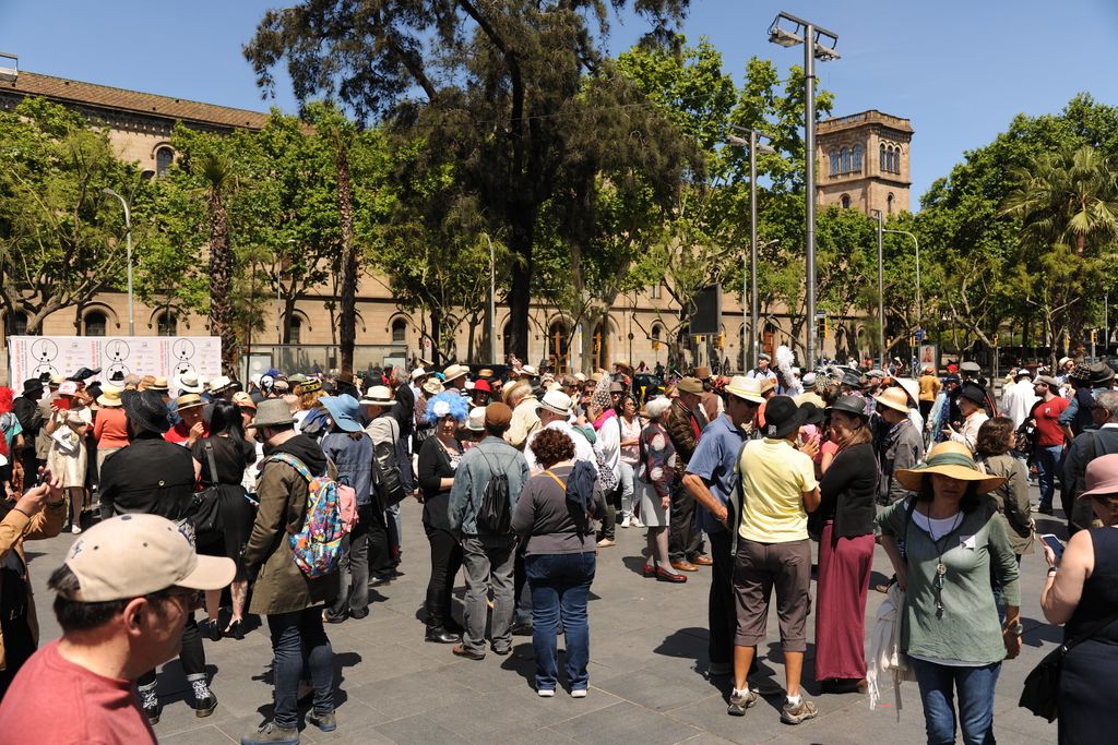 10a Passejada amb Barret. Reunió a la plaça de la Universitat