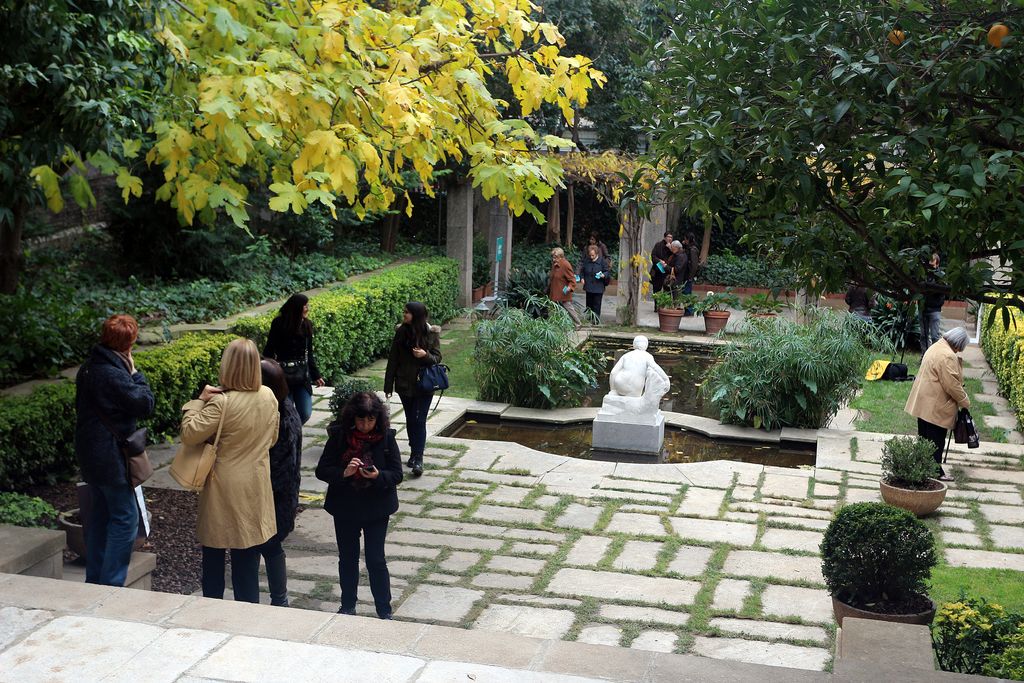 Jardins de la Fundació Julio Muñoz Ramonet (Can Fabra). Visitants voltant per l'estany inferior