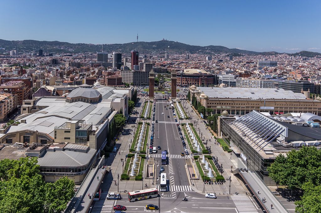 Vista aèria de l'avinguda de la Reina Maria Cristina amb la Fira de Barcelona
