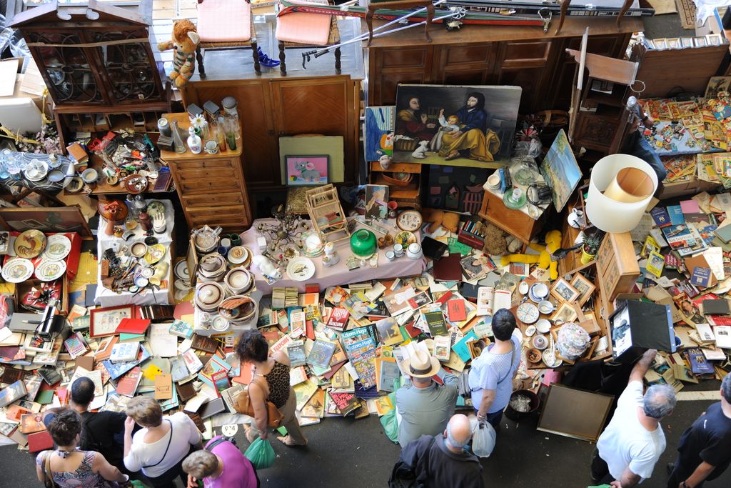Mercat Encants Vells. Parada d'antiguitats i objectes de segona mà