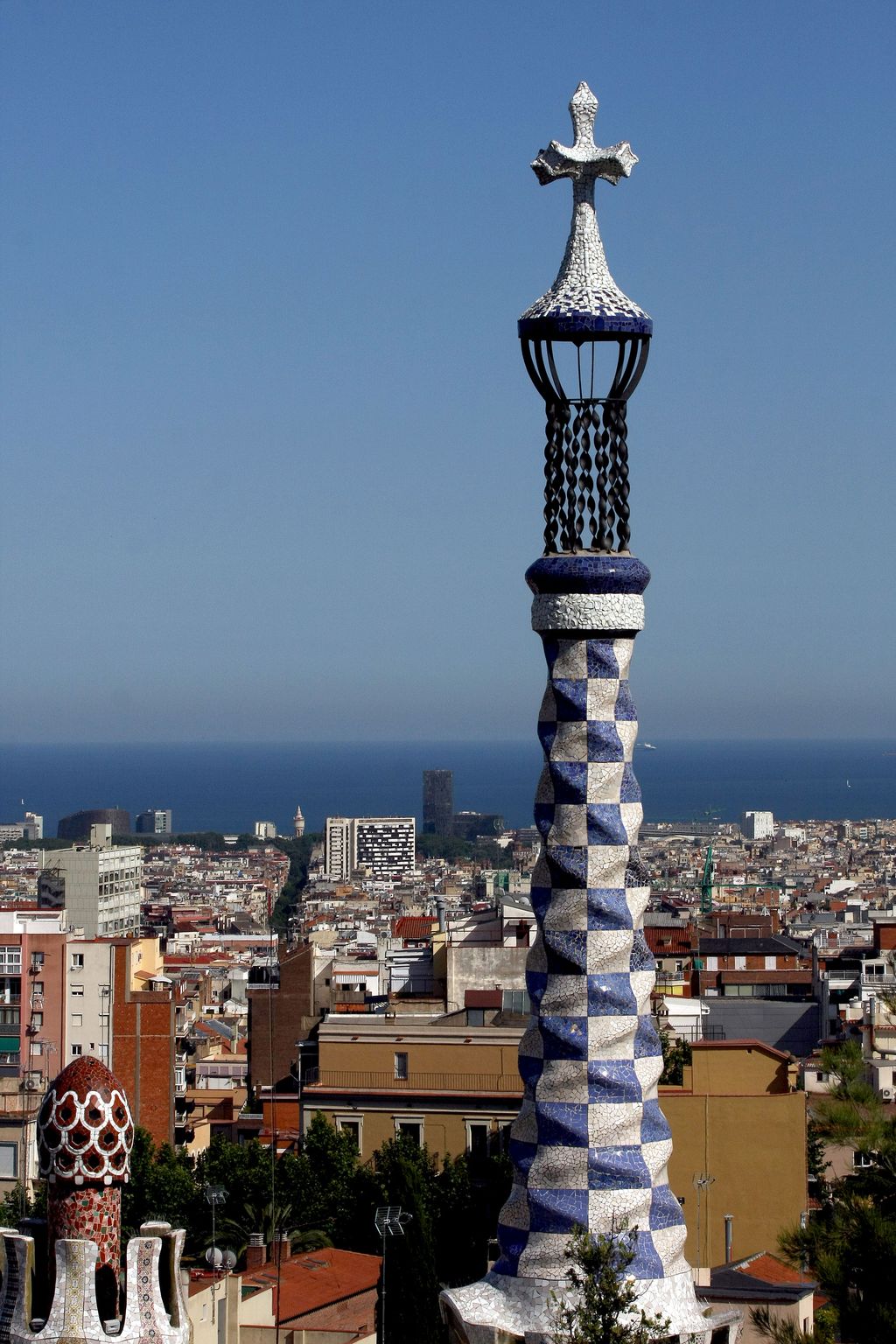 Park Güell. Torre de coronament d'un dels pavellons d'accés