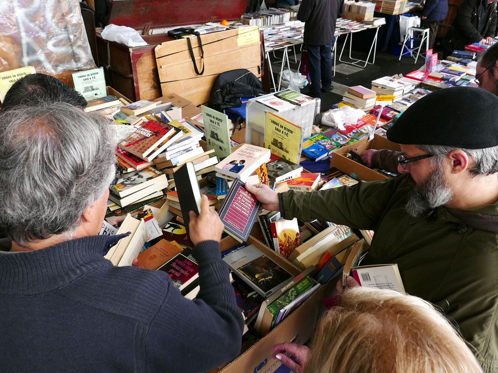 Mercat dominical de Sant Antoni. Visitants mirant llibres