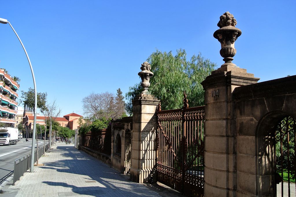 Jardins del Doctor Pla i Armengol. Murs exteriors i porta d'entrada