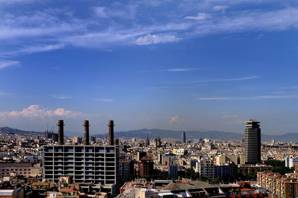 Vista parcial de Barcelona amb les Tres Xemeneies i la Torre Colom
