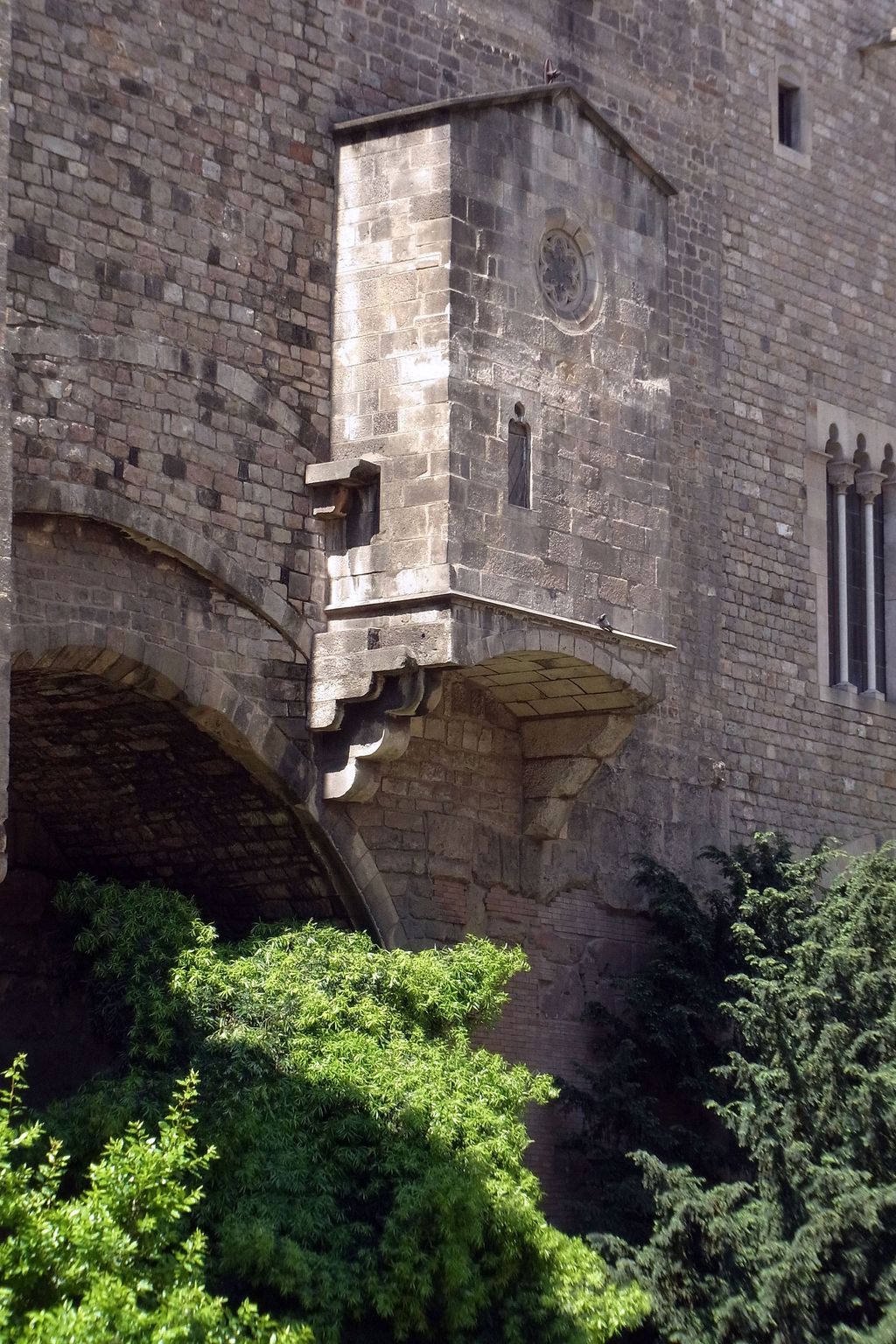 Muralles romana i gòtica al carrer del Sots tinent Navarro. Capella de Sant Bartomeu de la Capella de Santa Àgata