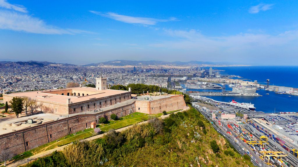 Vista panoràmica de Barcelona amb el Castell de Montjuïc i el Port