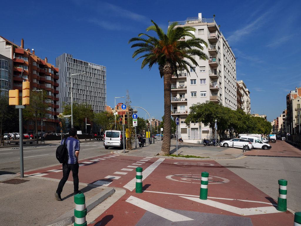 Avinguda Meridiana, tram entre Glòries i el carrer de València (cantó mar). Senyalització al terra