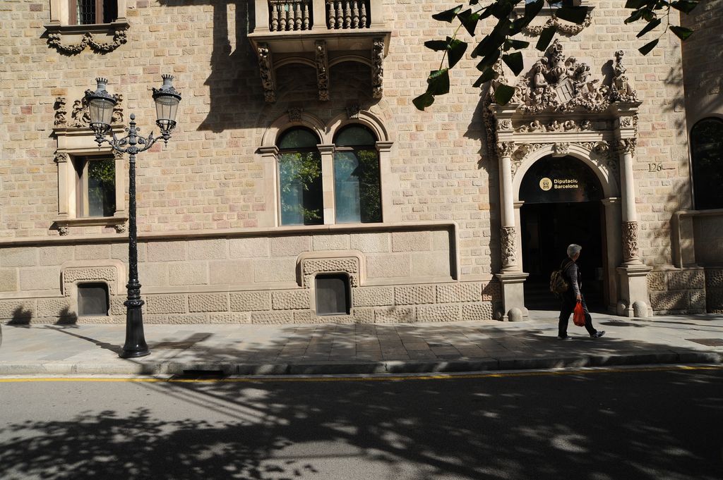 Diputació de Barcelona - Casa Serra. Porta d'entrada