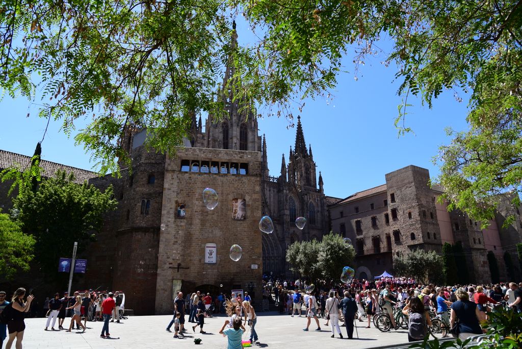 Espectacle de bombolles a l'avinguda de la Catedral de Barcelona