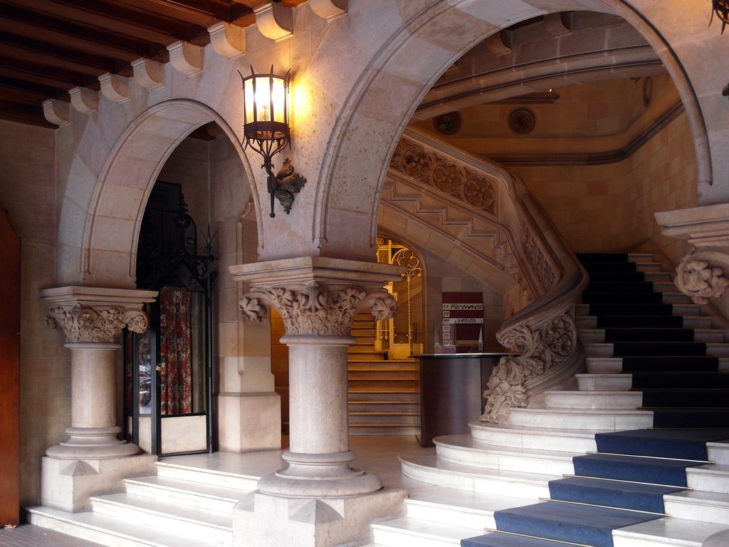 Casa Vídua Marfà. Entrada amb columnes i escales monumentals