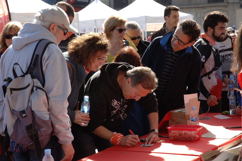 Caminada solidària de Sant Joan de Déu. Persones als taulells d'informació