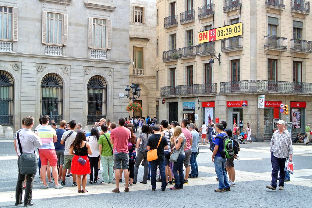 Rellotge del compte enrere per a la consulta del 9N des de la plaça de Sant Jaume