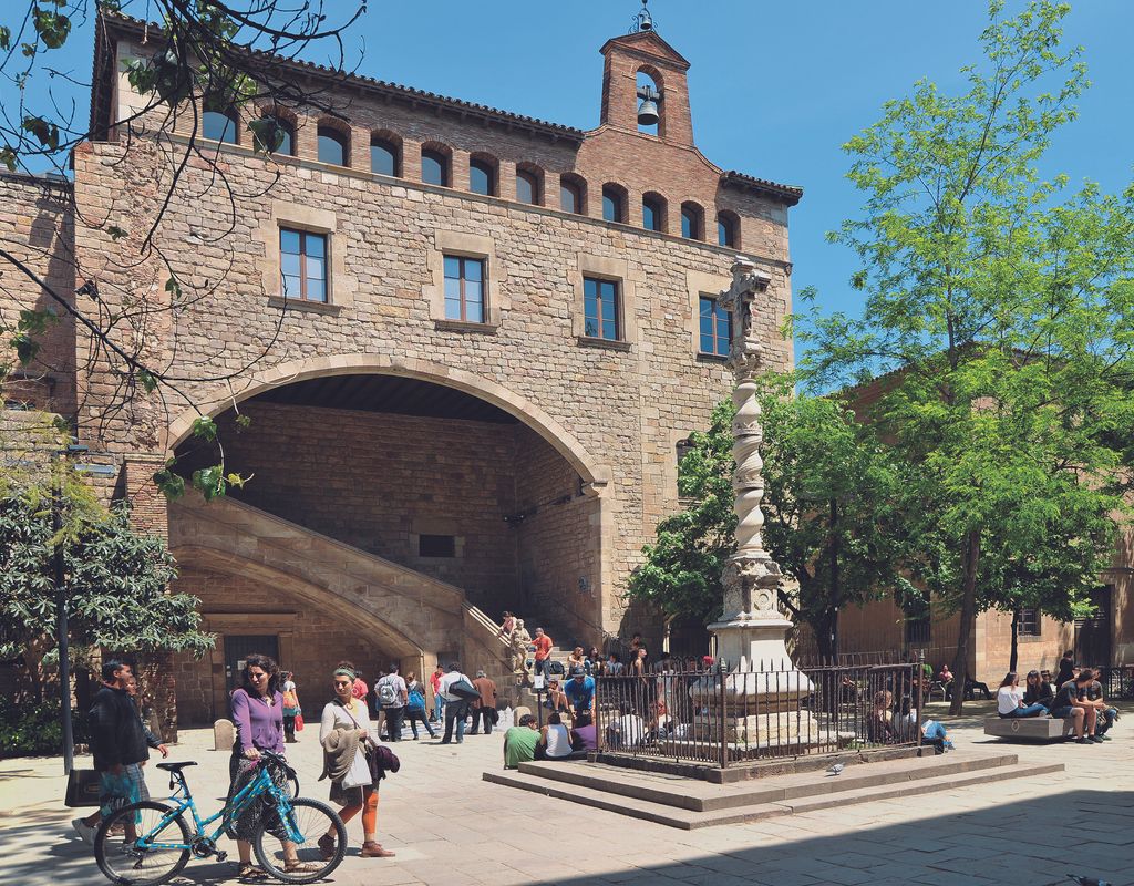 Entrada principal de la Biblioteca de Catalunya a l'Antic Hospital de la Santa Creu