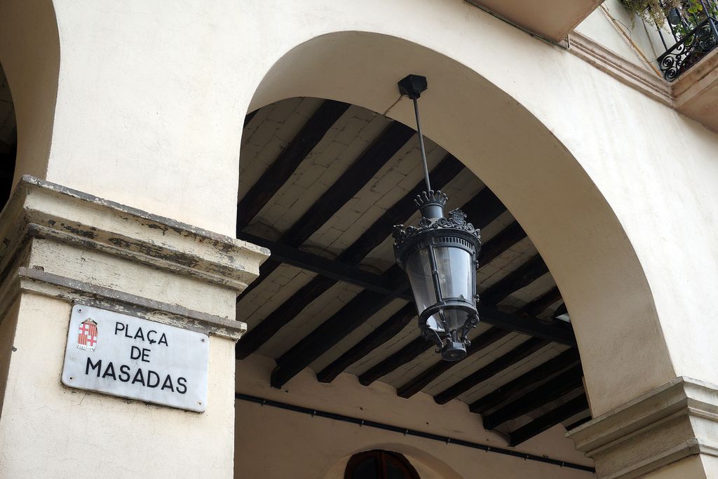 Plaça de Masadas. Arc del porxo