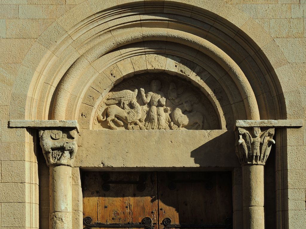 Monestir de Pedralbes. Detall de l'arc i el timpà escultòric d'una de les portes