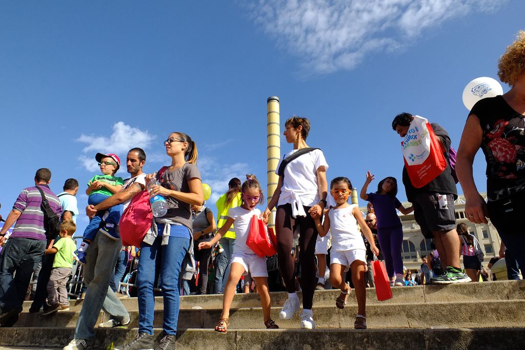 Festa dels Súpers a l'Anella Olímpica. Famílies voltant per l'Anella Olímpica