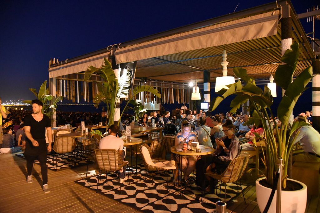 Guinguetes de nit a la platja de Sant Sebastià